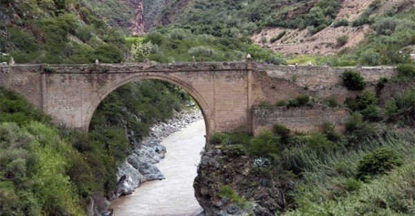 Turismo por el Puente Pachachaca en Abancay