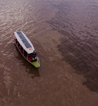 Turismo de avistamiento de delfines rosados en Iquitos en el primer bote solar