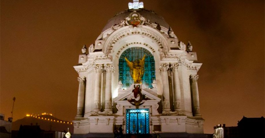 Tour nocturno por el cementerio Presbítero Maestro y visita a la Cripta de los Héroes